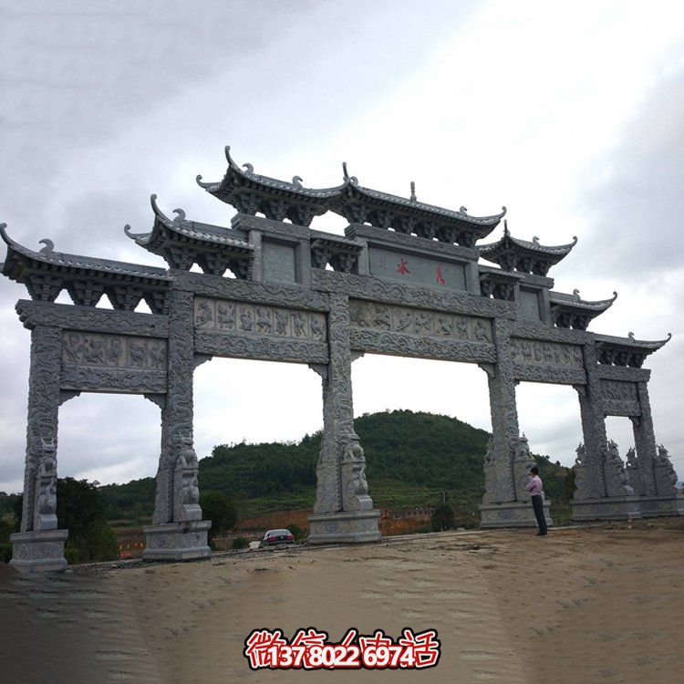 精美大型仿古青石雕刻門樓牌坊，為景區(qū)入口增添精彩